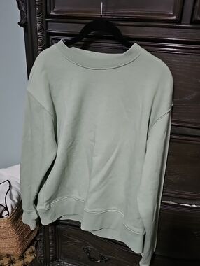 Relaxed Crewneck Sweatshirt in Sage Green